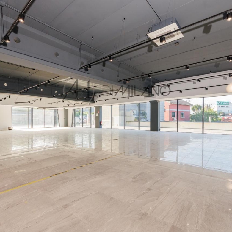 Nave industrial de 3.200 m² con licencia de concesionario y taller en Avenida de Madrid