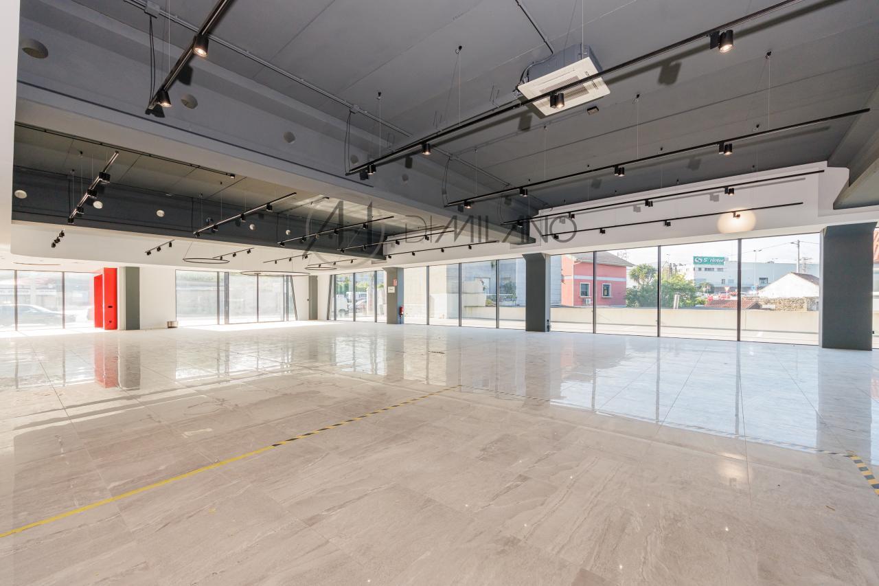 Nave industrial de 3.200 m² con licencia de concesionario y taller en Avenida de Madrid