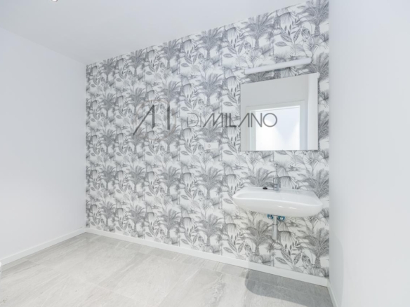 Nave industrial de 3.200 m² con licencia de concesionario y taller en Avenida de Madrid