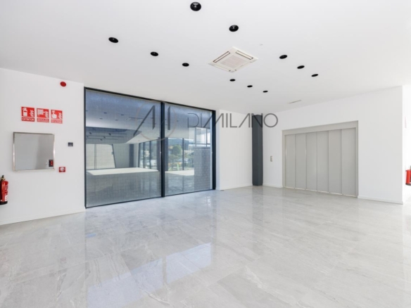Nave industrial de 3.200 m² con licencia de concesionario y taller en Avenida de Madrid