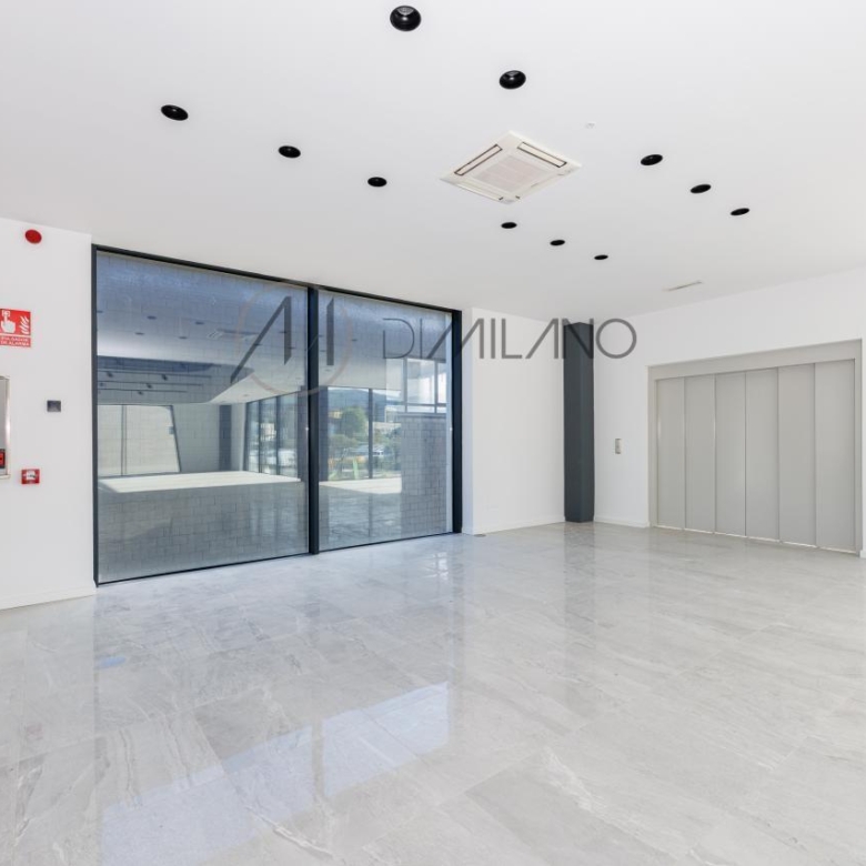 Nave industrial de 3.200 m² con licencia de concesionario y taller en Avenida de Madrid