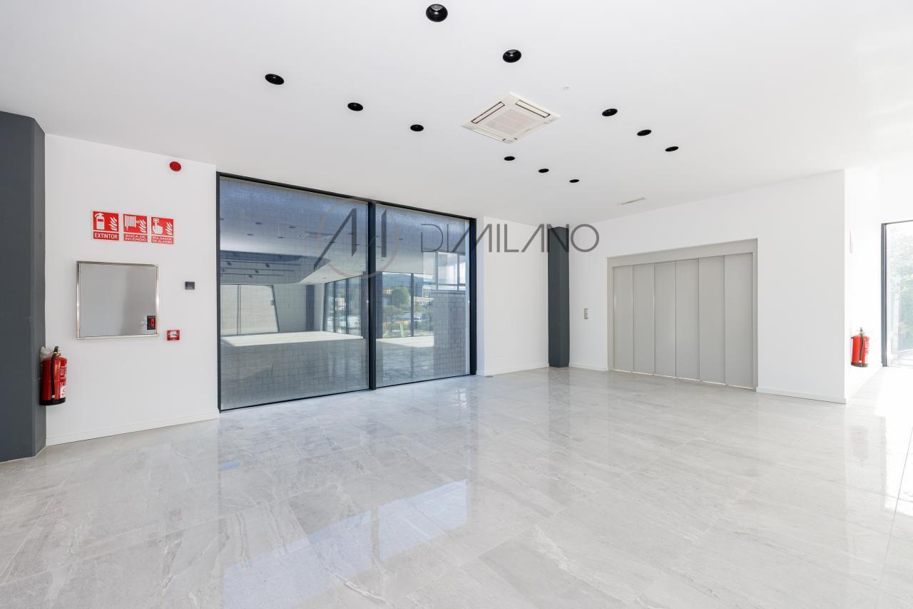 Nave industrial de 3.200 m² con licencia de concesionario y taller en Avenida de Madrid