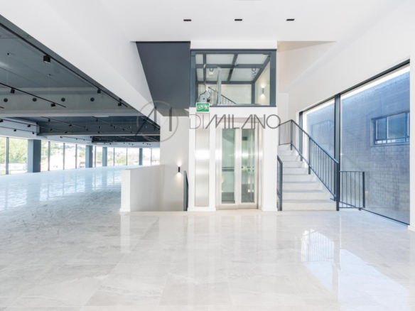 Nave industrial de 3.200 m² con licencia de concesionario y taller en Avenida de Madrid