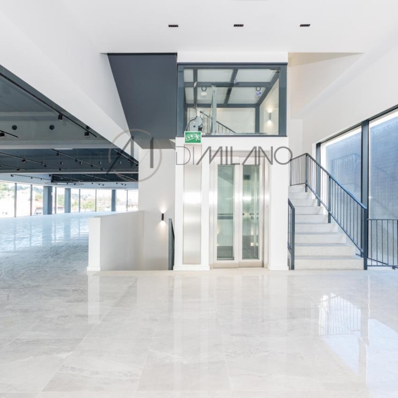 Nave industrial de 3.200 m² con licencia de concesionario y taller en Avenida de Madrid