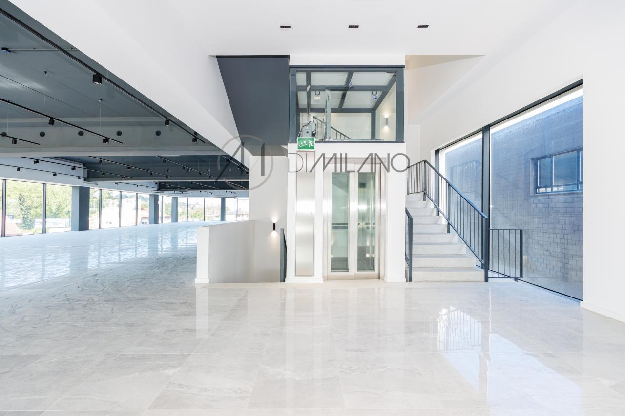 Nave industrial de 3.200 m² con licencia de concesionario y taller en Avenida de Madrid