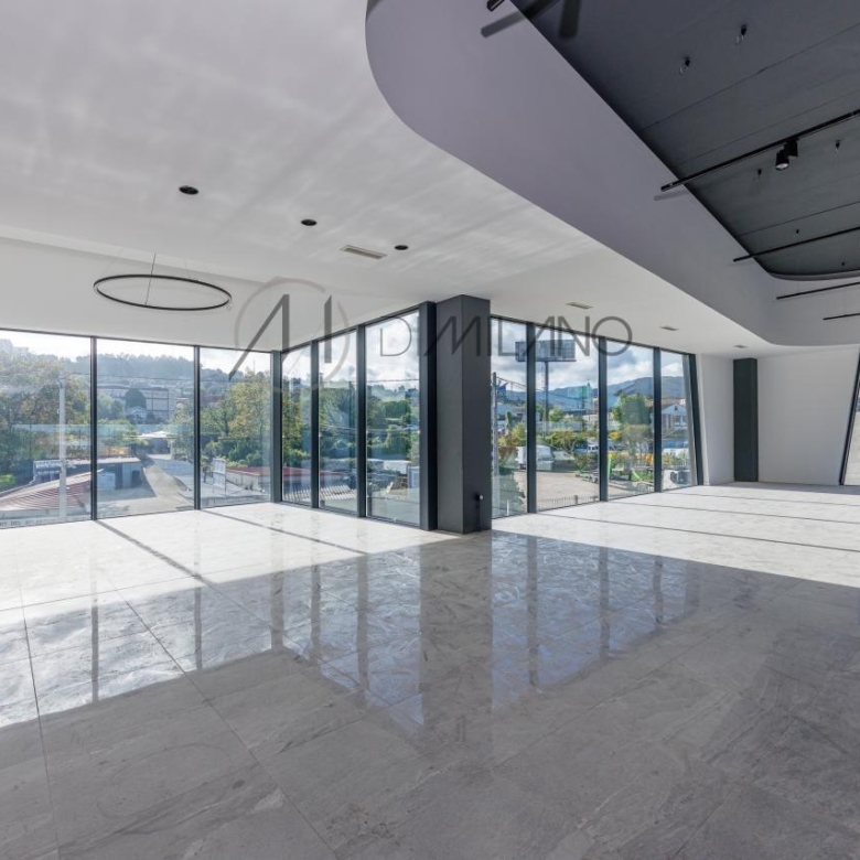 Nave industrial de 3.200 m² con licencia de concesionario y taller en Avenida de Madrid