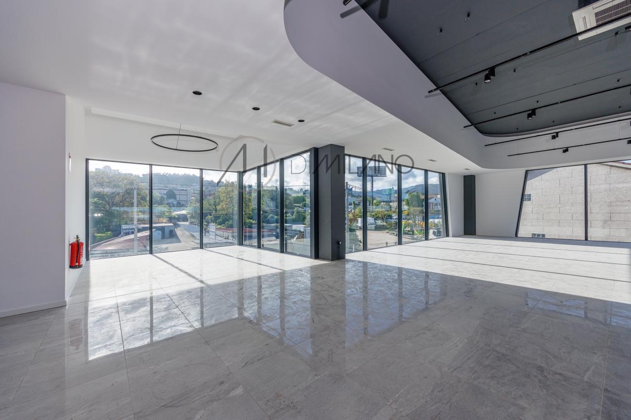 Nave industrial de 3.200 m² con licencia de concesionario y taller en Avenida de Madrid
