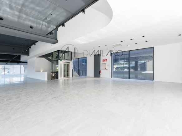 Nave industrial de 3.200 m² con licencia de concesionario y taller en Avenida de Madrid
