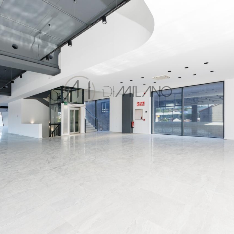 Nave industrial de 3.200 m² con licencia de concesionario y taller en Avenida de Madrid