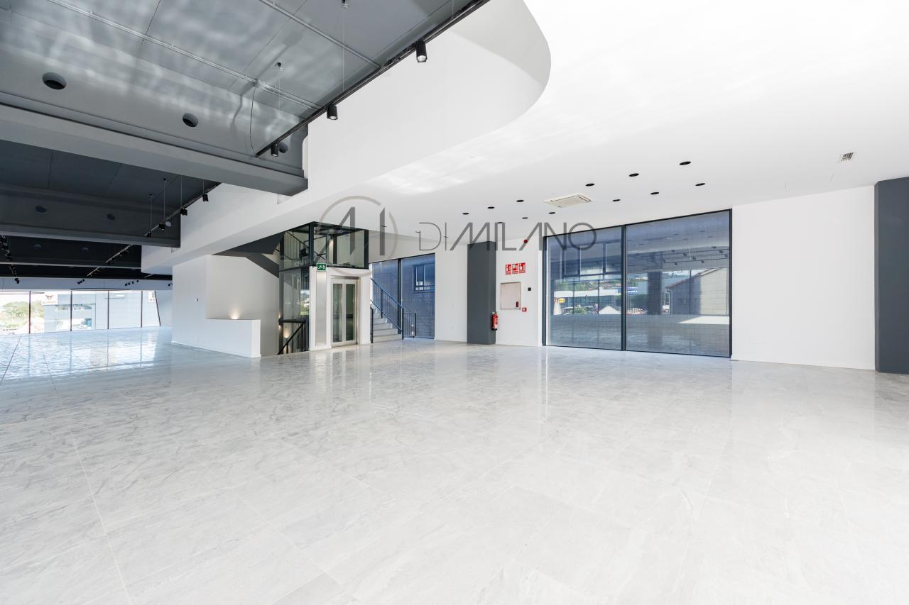 Nave industrial de 3.200 m² con licencia de concesionario y taller en Avenida de Madrid