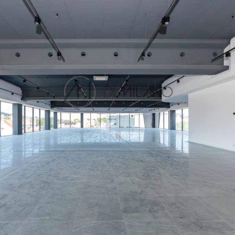 Nave industrial de 3.200 m² con licencia de concesionario y taller en Avenida de Madrid