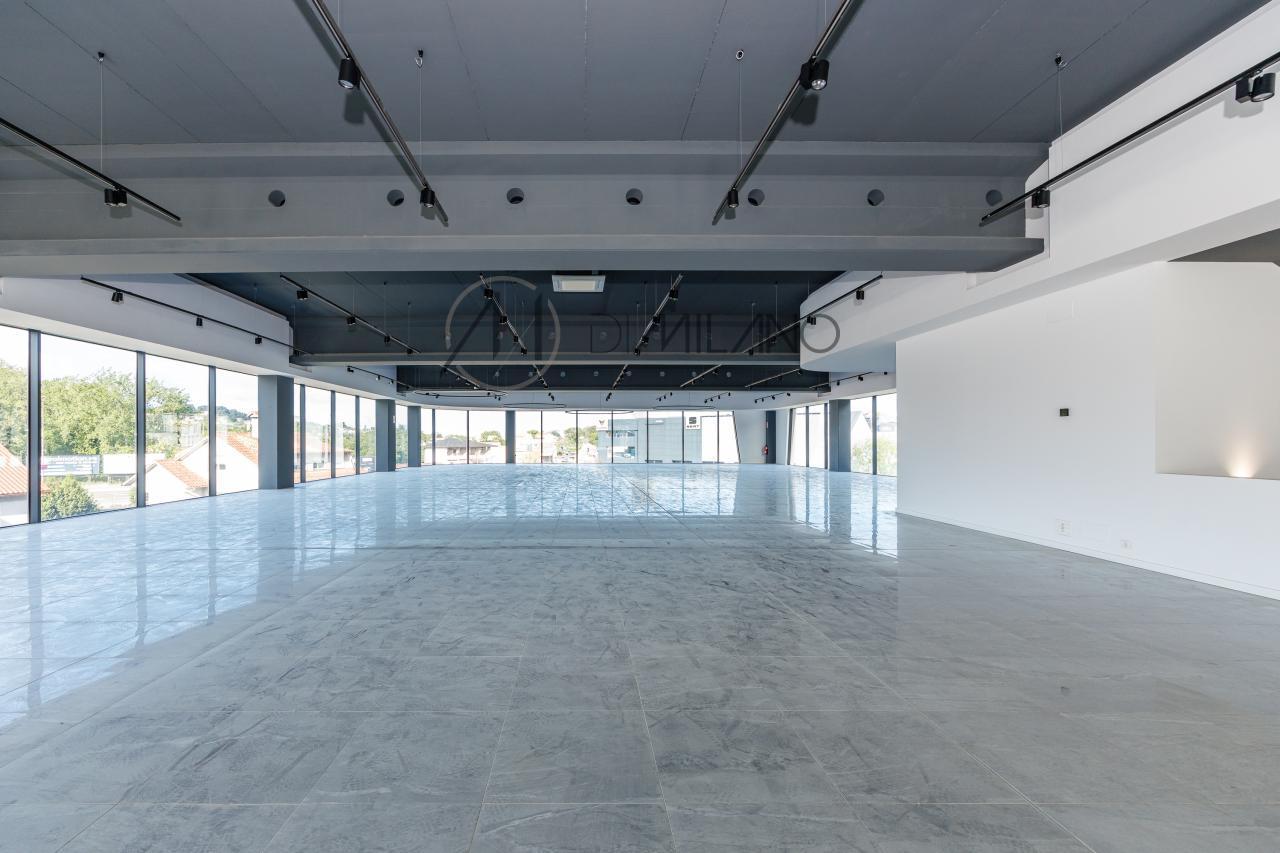 Nave industrial de 3.200 m² con licencia de concesionario y taller en Avenida de Madrid