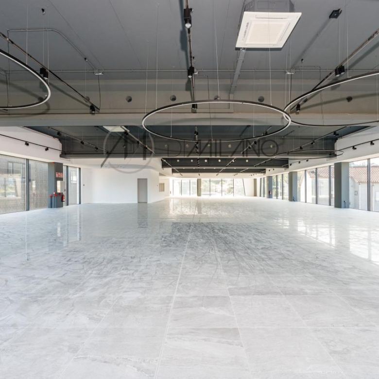 Nave industrial de 3.200 m² con licencia de concesionario y taller en Avenida de Madrid