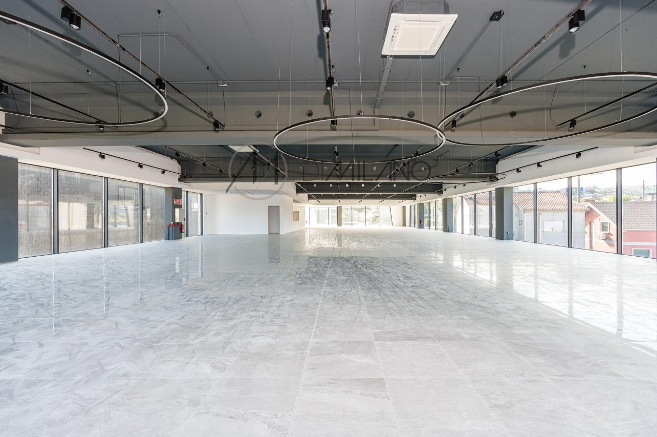 Nave industrial de 3.200 m² con licencia de concesionario y taller en Avenida de Madrid