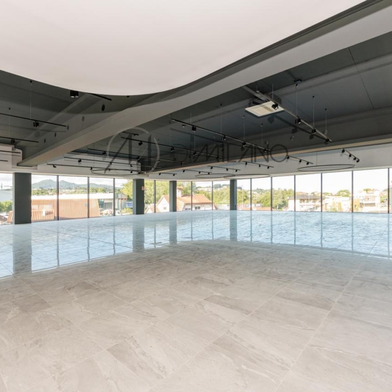 Nave industrial de 3.200 m² con licencia de concesionario y taller en Avenida de Madrid