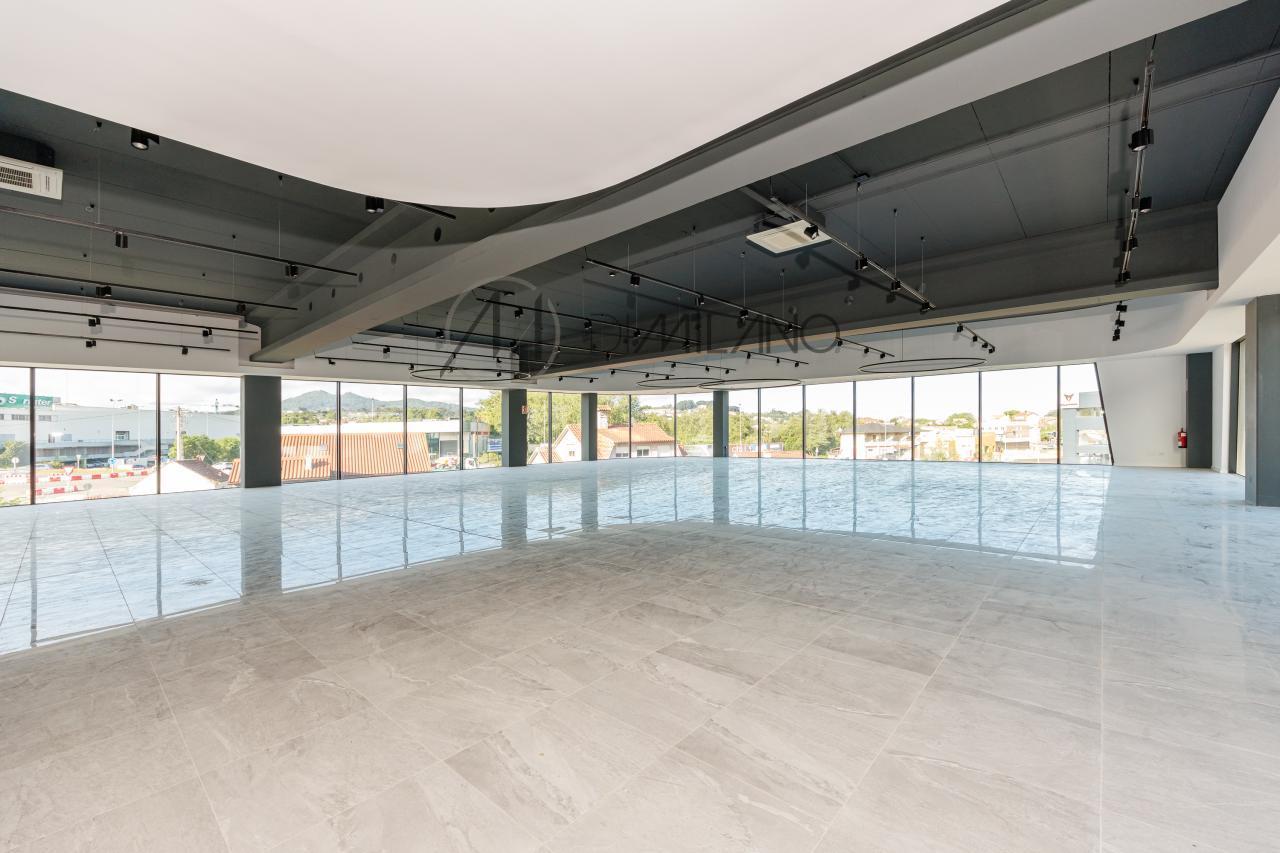 Nave industrial de 3.200 m² con licencia de concesionario y taller en Avenida de Madrid