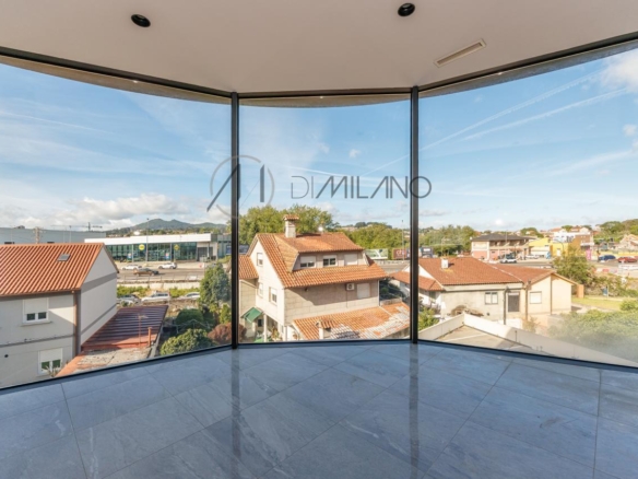 Nave industrial de 3.200 m² con licencia de concesionario y taller en Avenida de Madrid