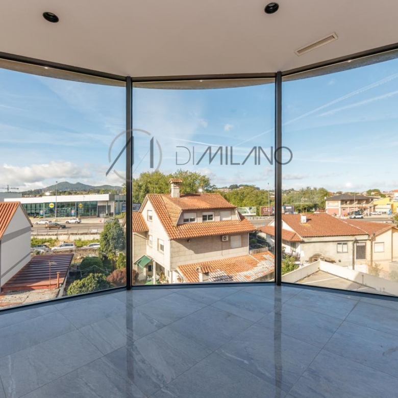 Nave industrial de 3.200 m² con licencia de concesionario y taller en Avenida de Madrid