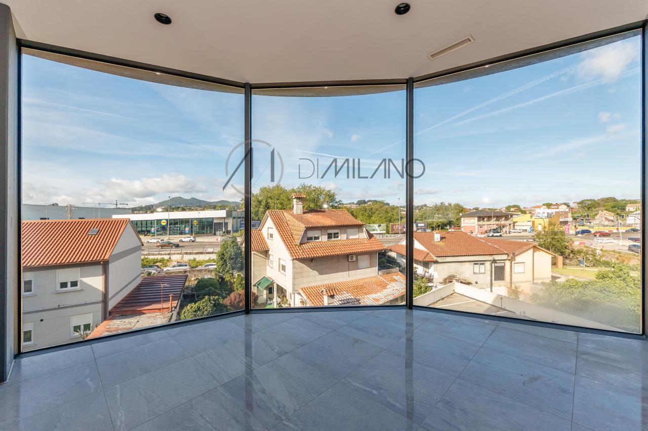 Nave industrial de 3.200 m² con licencia de concesionario y taller en Avenida de Madrid