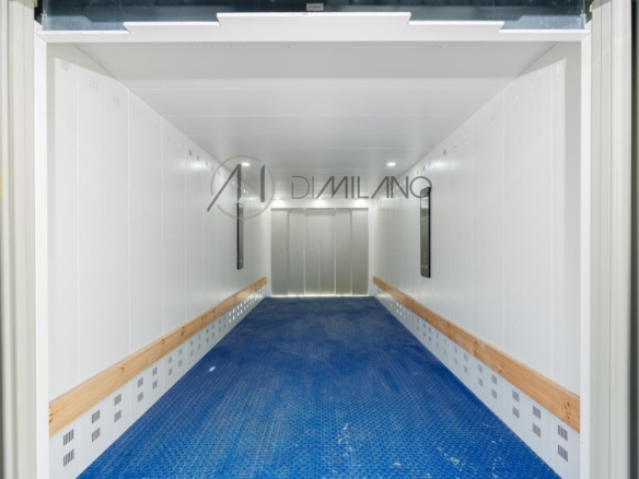Nave industrial de 3.200 m² con licencia de concesionario y taller en Avenida de Madrid