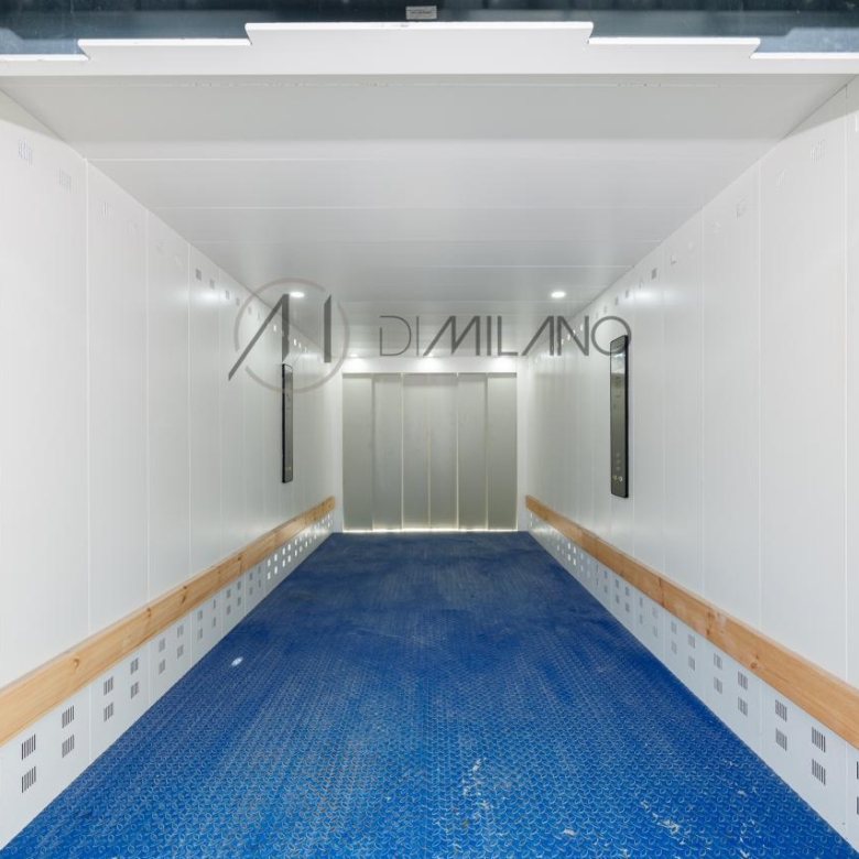 Nave industrial de 3.200 m² con licencia de concesionario y taller en Avenida de Madrid