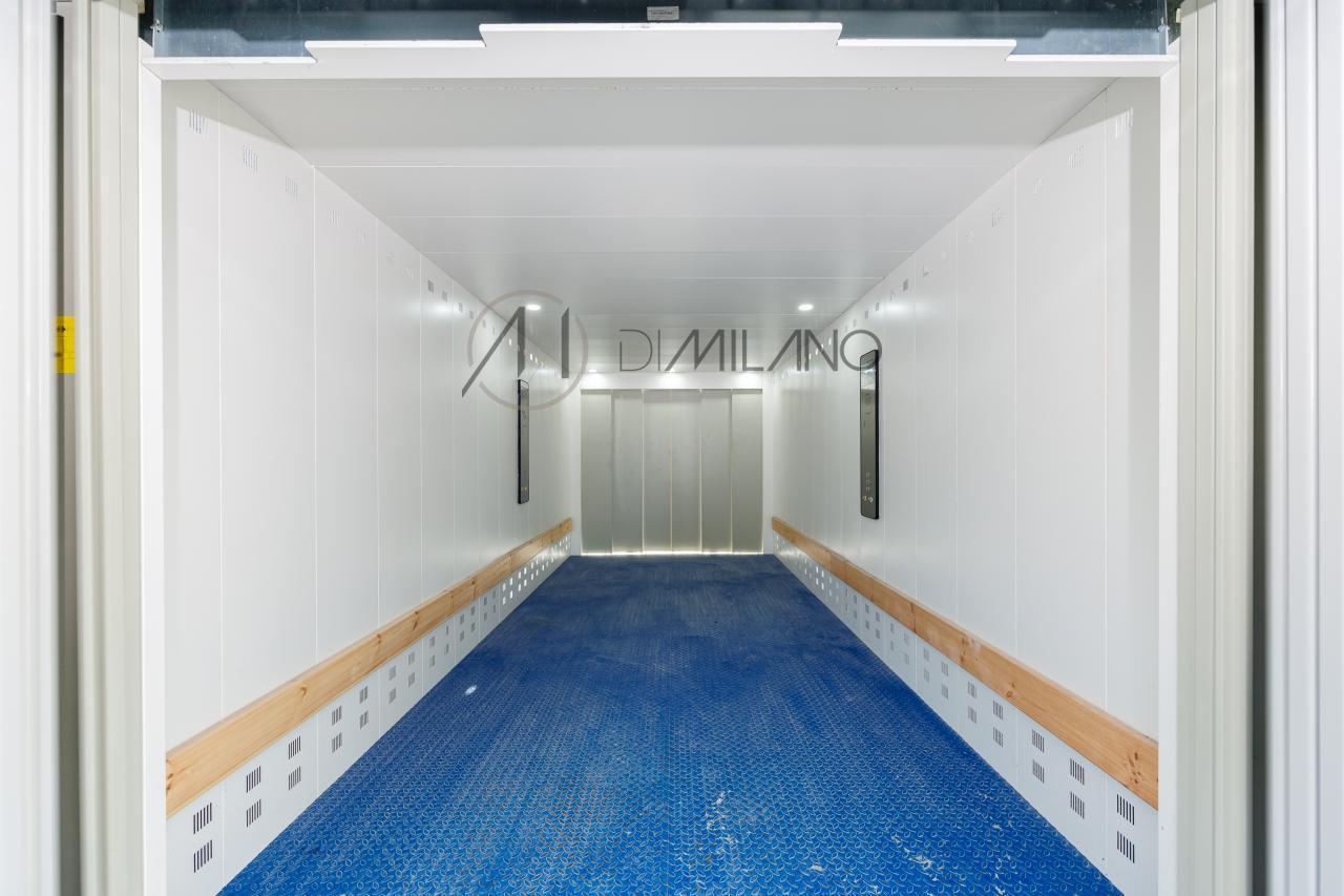 Nave industrial de 3.200 m² con licencia de concesionario y taller en Avenida de Madrid