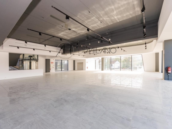 Nave industrial de 3.200 m² con licencia de concesionario y taller en Avenida de Madrid