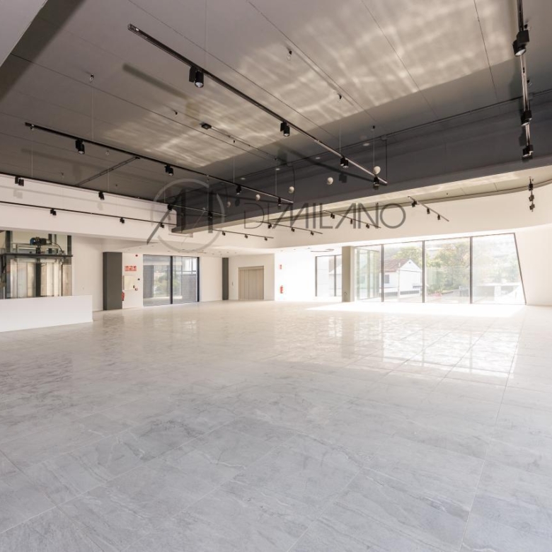 Nave industrial de 3.200 m² con licencia de concesionario y taller en Avenida de Madrid