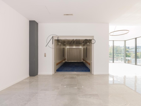 Nave industrial de 3.200 m² con licencia de concesionario y taller en Avenida de Madrid