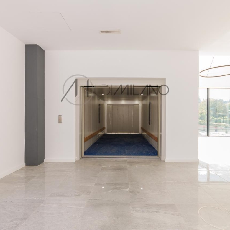 Nave industrial de 3.200 m² con licencia de concesionario y taller en Avenida de Madrid
