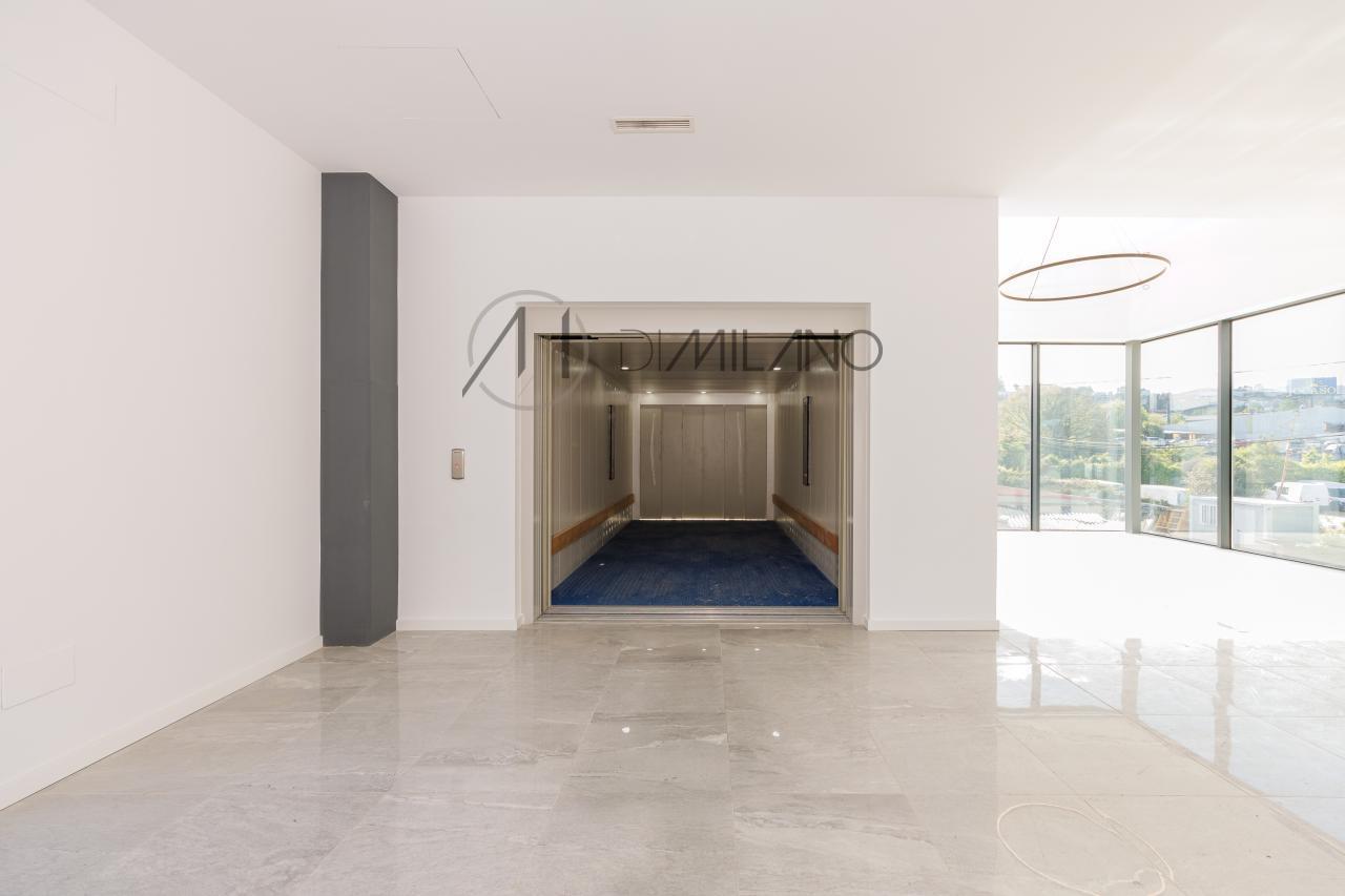 Nave industrial de 3.200 m² con licencia de concesionario y taller en Avenida de Madrid