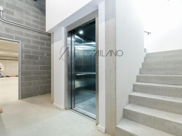 Nave industrial de 3.200 m² con licencia de concesionario y taller en Avenida de Madrid