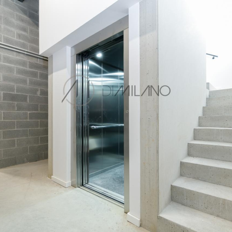 Nave industrial de 3.200 m² con licencia de concesionario y taller en Avenida de Madrid