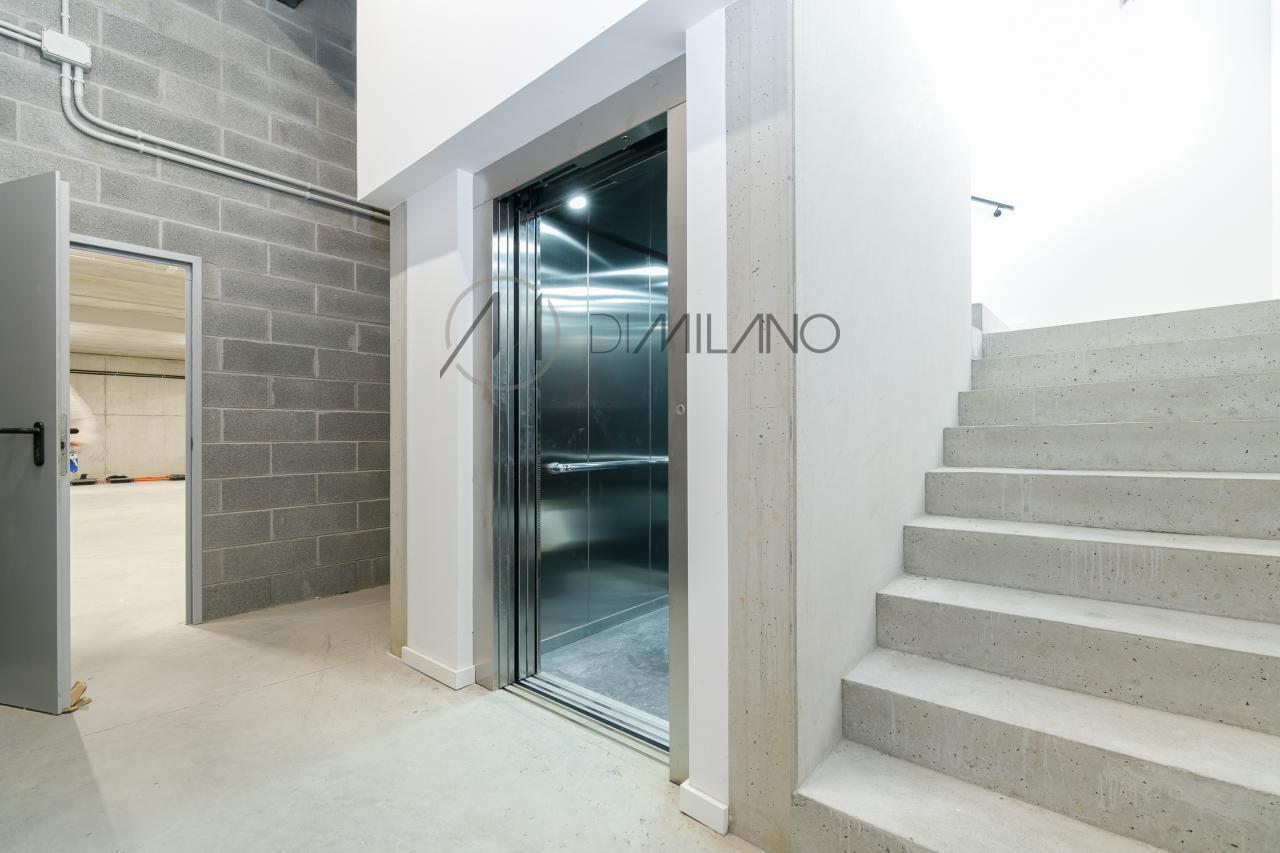 Nave industrial de 3.200 m² con licencia de concesionario y taller en Avenida de Madrid