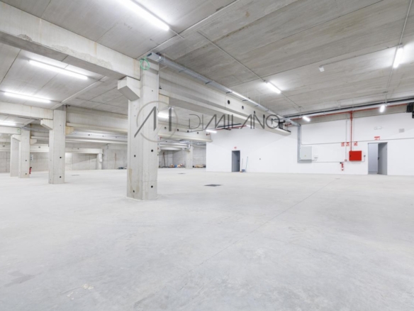 Nave industrial de 3.200 m² con licencia de concesionario y taller en Avenida de Madrid