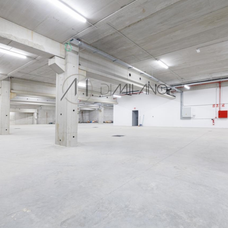 Nave industrial de 3.200 m² con licencia de concesionario y taller en Avenida de Madrid