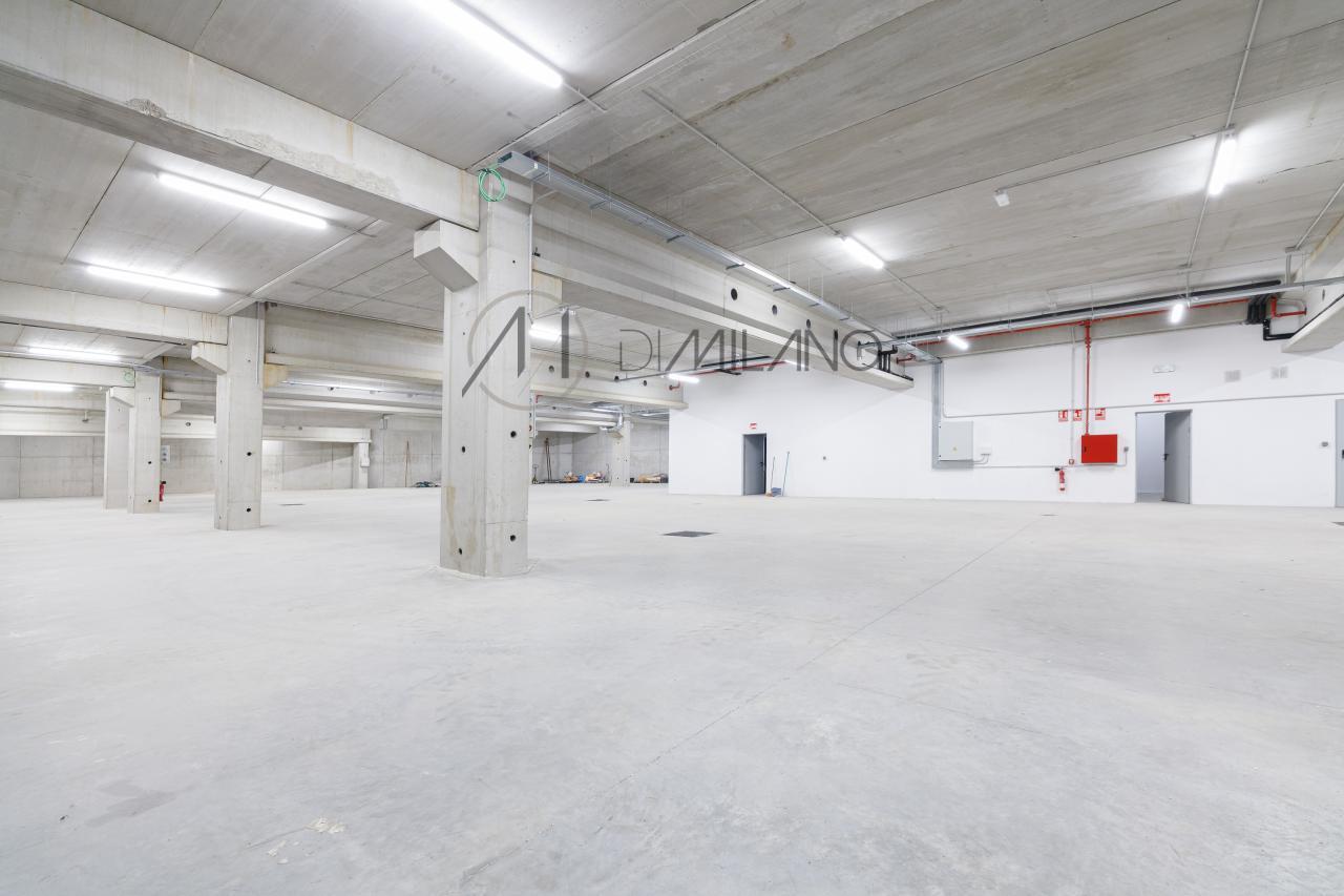 Nave industrial de 3.200 m² con licencia de concesionario y taller en Avenida de Madrid
