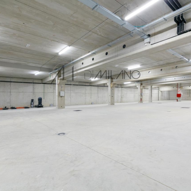Nave industrial de 3.200 m² con licencia de concesionario y taller en Avenida de Madrid