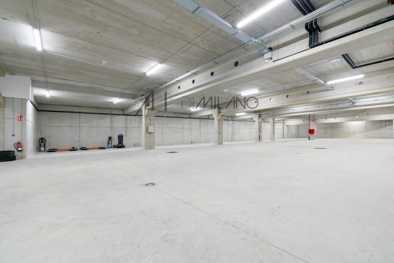 Nave industrial de 3.200 m² con licencia de concesionario y taller en Avenida de Madrid