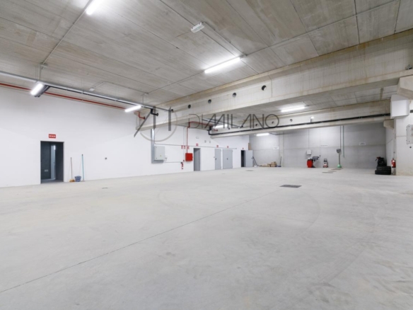 Nave industrial de 3.200 m² con licencia de concesionario y taller en Avenida de Madrid