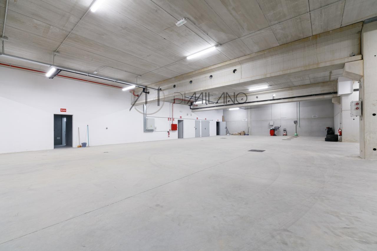 Nave industrial de 3.200 m² con licencia de concesionario y taller en Avenida de Madrid