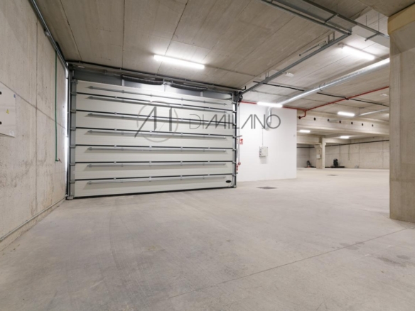Nave industrial de 3.200 m² con licencia de concesionario y taller en Avenida de Madrid