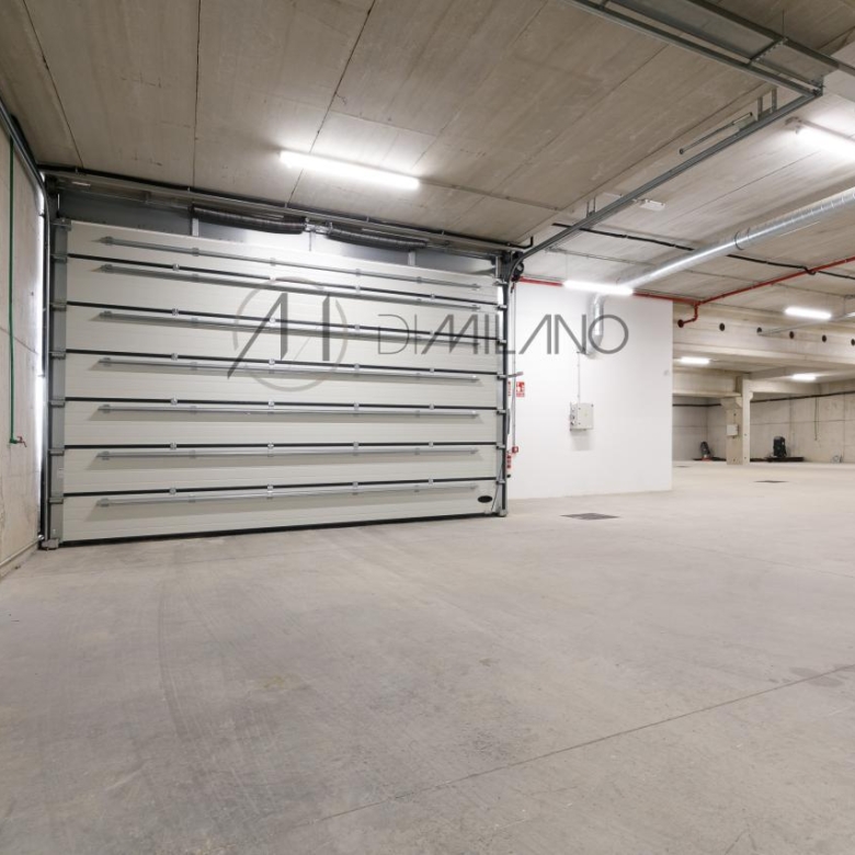 Nave industrial de 3.200 m² con licencia de concesionario y taller en Avenida de Madrid