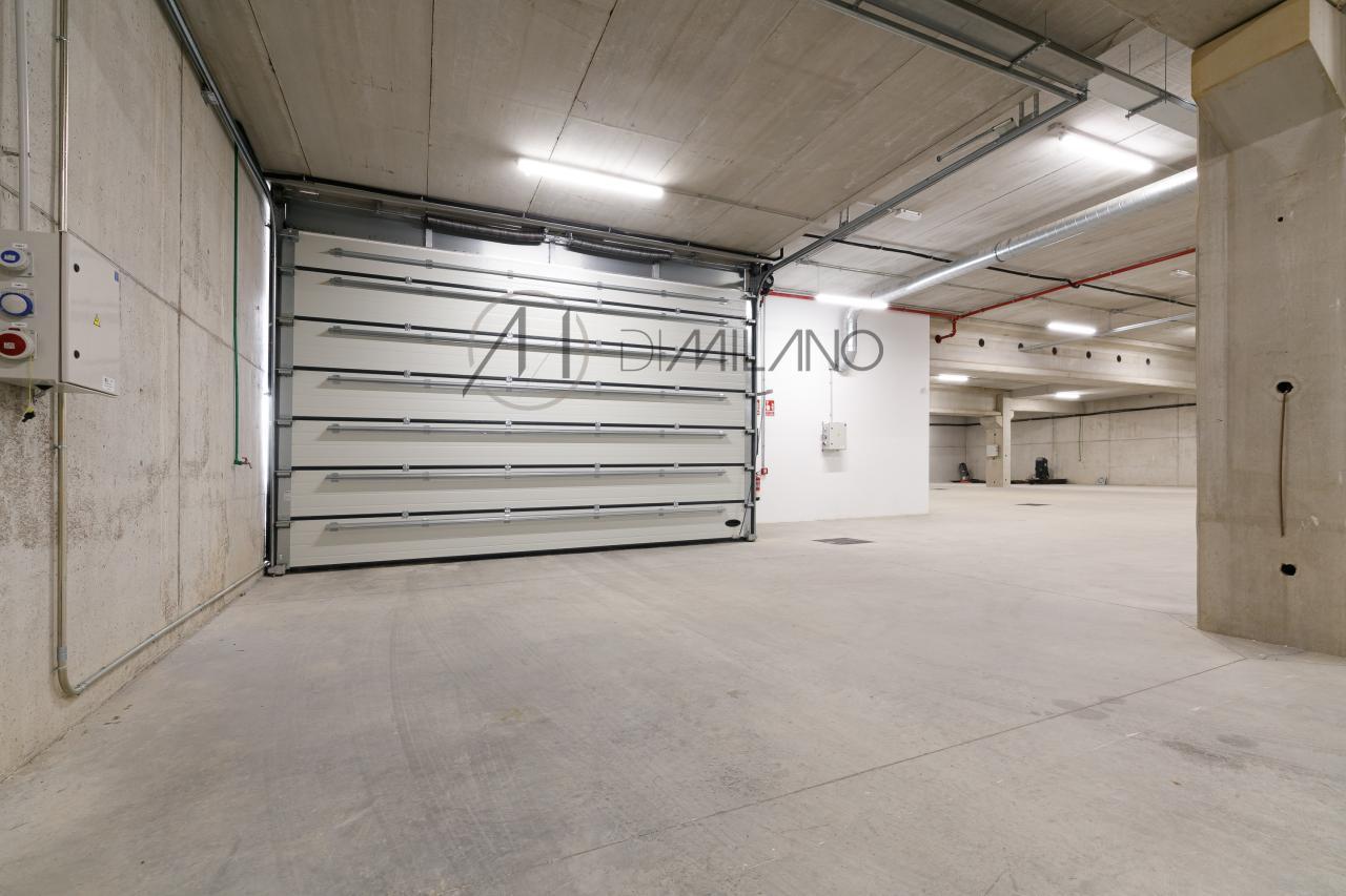 Nave industrial de 3.200 m² con licencia de concesionario y taller en Avenida de Madrid