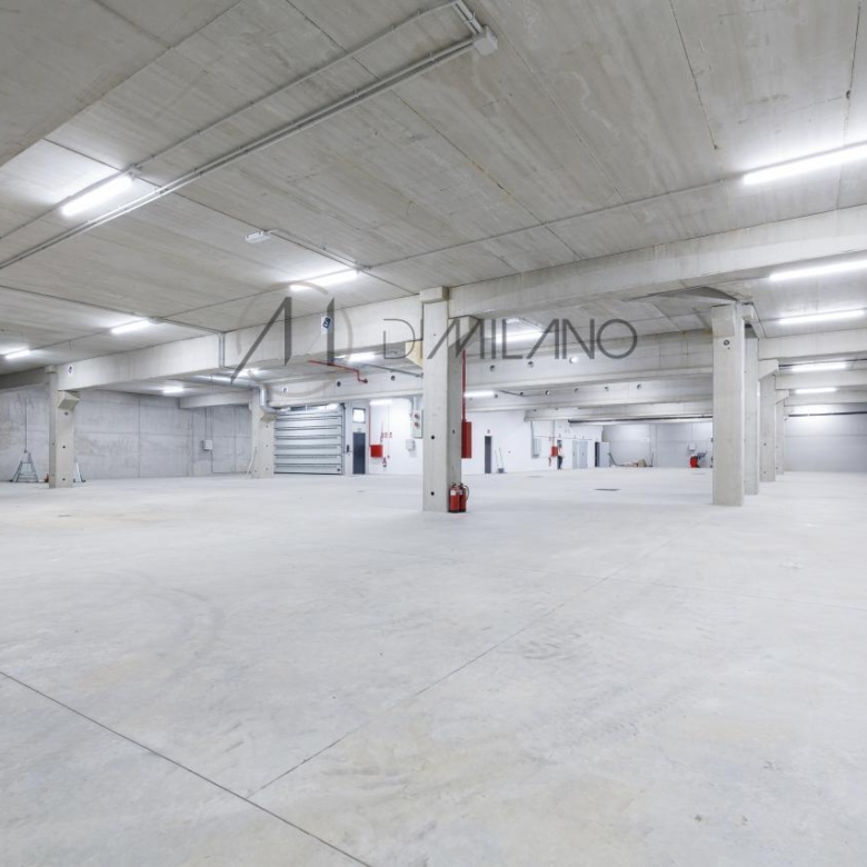Nave industrial de 3.200 m² con licencia de concesionario y taller en Avenida de Madrid