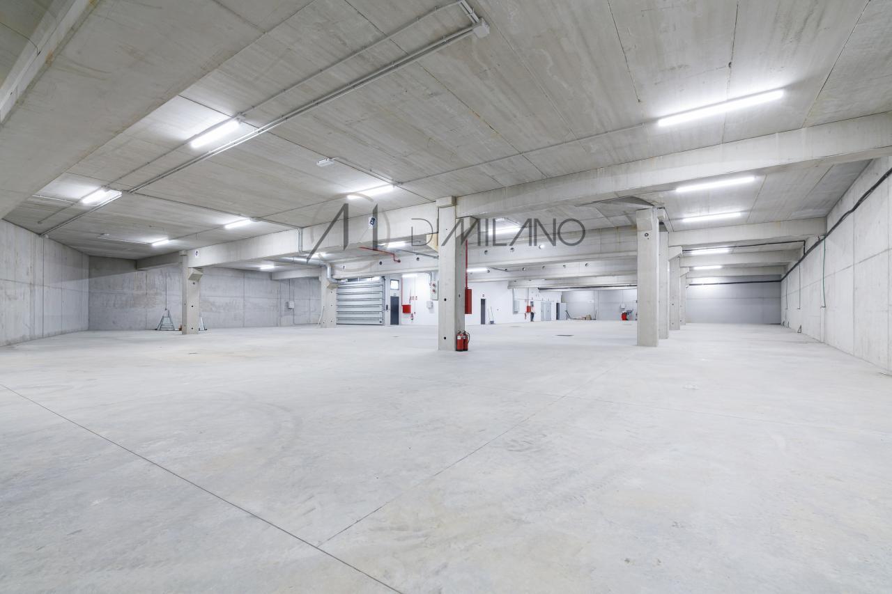 Nave industrial de 3.200 m² con licencia de concesionario y taller en Avenida de Madrid