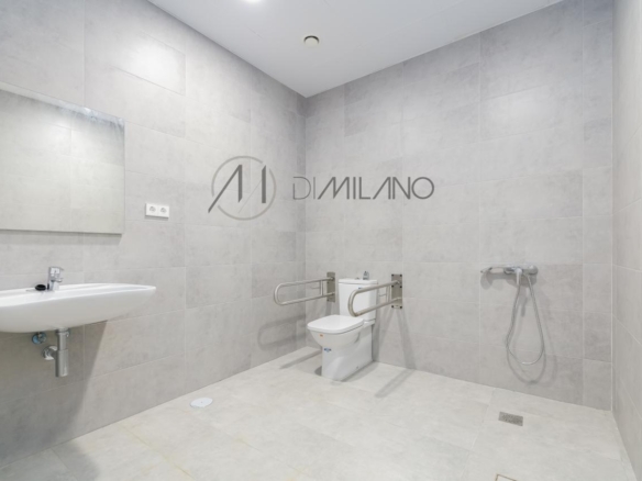 Nave industrial de 3.200 m² con licencia de concesionario y taller en Avenida de Madrid