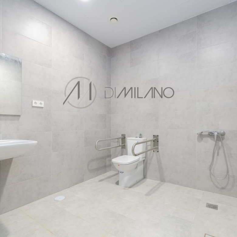 Nave industrial de 3.200 m² con licencia de concesionario y taller en Avenida de Madrid
