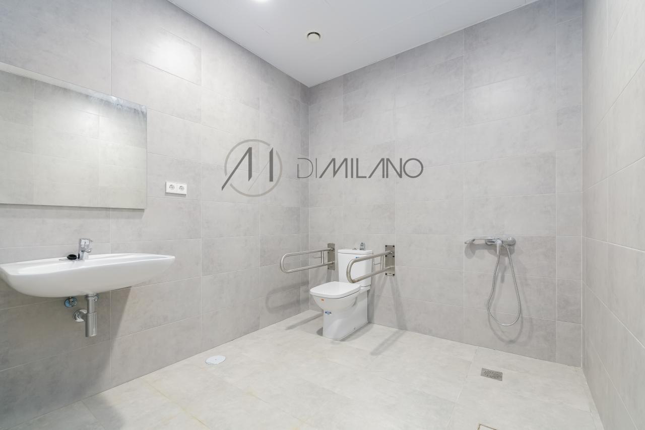 Nave industrial de 3.200 m² con licencia de concesionario y taller en Avenida de Madrid