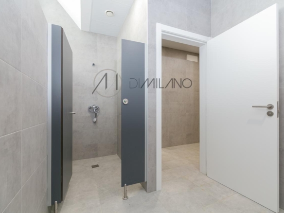 Nave industrial de 3.200 m² con licencia de concesionario y taller en Avenida de Madrid